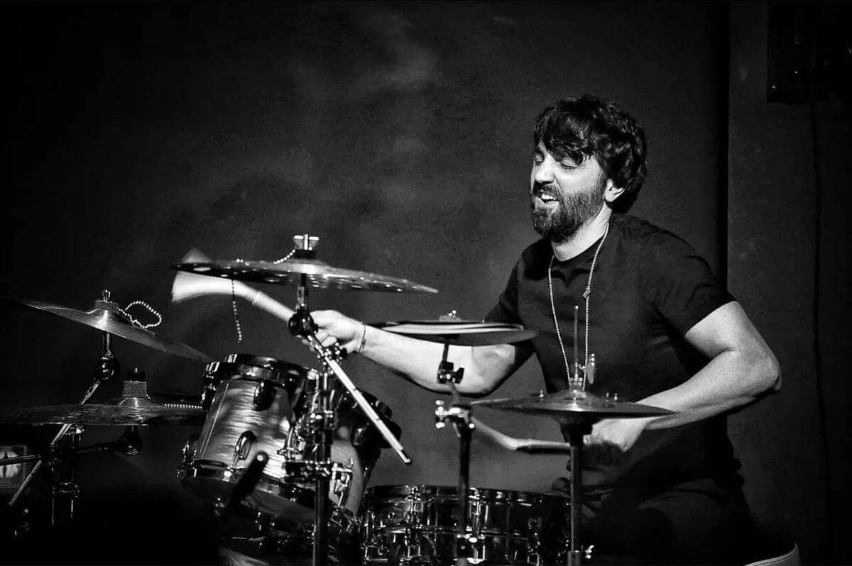 Gianluca Porro mentre suona la batteria, foto in bianco e nero